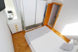 een kleine kamer met een bed en een kast bij Luxury Family Apartment Omiš in Omiš