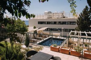 basen z budynkiem w tle w obiekcie Villa Allure of Dubrovnik w Dubrowniku