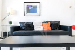Posedenie v ubytovaní Lovely Suite with River Views and Parking