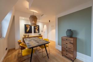 une salle à manger avec une table et des chaises jaunes dans l'établissement O'Lord, 4 Etoiles, Residence de Luxe Champs-Elysees, à Paris