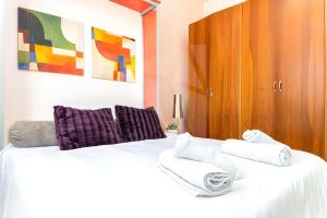 Posteľ alebo postele v izbe v ubytovaní Lovely Suite with River Views and Parking
