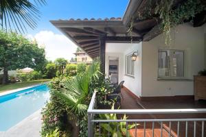 een huis met een zwembad naast een huis bij Luxury Country House Domaso in Domaso