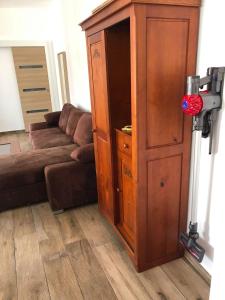 um grande armário de madeira numa sala de estar com um sofá em Toulon - Appartement - 6 pers - 2 ch em Toulon