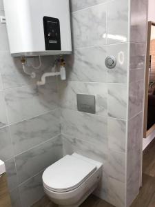 uma casa de banho com um WC branco e um lavatório. em Toulon - Appartement - 6 pers - 2 ch em Toulon