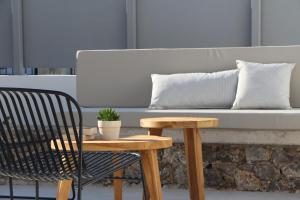 une table et un banc avec une chaise et une table dans l'établissement Chill and Thrill Apartments, à Mastichari