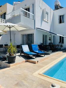 Bazén v ubytování Peaceful Townhouse with private pool near the sea nebo v jeho okolí