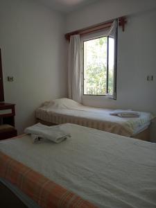 En eller flere senge i et værelse på Makri Otel