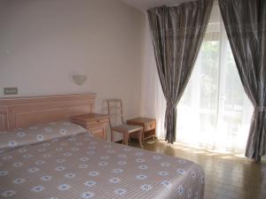 Hotel Esperia tesisinde bir odada yatak veya yataklar