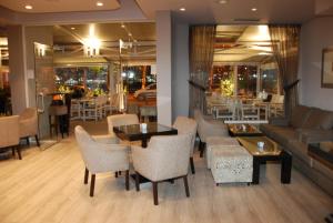 A seating area at Hotel Mano