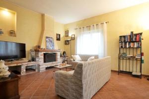 a living room with a couch and a television at la madonnina in Querceta