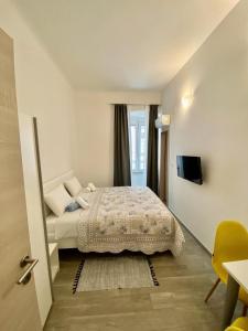 1 dormitorio con 1 cama, TV y ventana en Mario City Center Rooms, en Rijeka