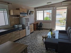 sala de estar con sofá y mesa en HOLIDAY KAVALA, en Kavala