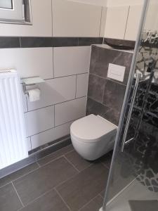 Koupelna v ubytování Ferienwohnung in Olpe-Rhode am Biggesee + 14 fotografií