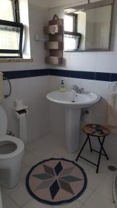a bathroom with a sink and a toilet at apartamento cinco reis in Angra do Heroísmo