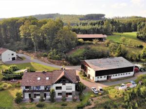 una vista aérea de una casa y un granero en Hof Weuste en Attendorn