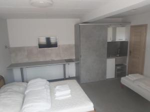 Łóżko lub łóżka w pokoju w obiekcie OperaHostel