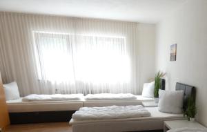um quarto com 2 camas em frente a uma janela em SUNNYHOME Monteurwohnungen und Apartments in Regensburg em Lappersdorf