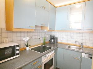 uma cozinha com um lavatório e um micro-ondas em SUNNYHOME Monteurwohnungen und Apartments in Regensburg em Lappersdorf