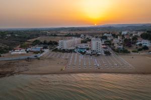 an aerial view of a parking lot at sunset at Hotel Club Eloro in Noto Marina