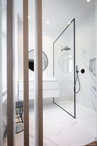 Baño blanco con espejo y lavabo en Bedrooms fully equipped in a beautiful house, en Bruselas