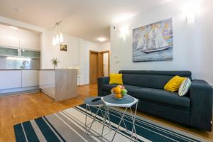 un soggiorno con un divano e un tavolo di Apartment Olive a Selce Altre 17 foto