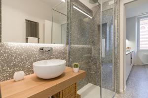 un bagno con lavandino e doccia di Domus la Scala a Verona
