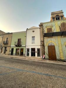 サンタンティーオコにあるLoft Regina Margheritaの通り沿いにある建物の集まり