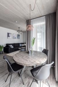 uma sala de jantar com mesa e cadeiras em Urban center apartment em Vilnius