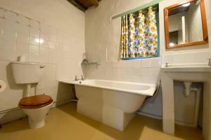 ein Badezimmer mit Badewanne, Toilette und Waschbecken in der Unterkunft Paddahoek Cottage in Vermaaklikheid + 29 Fotos