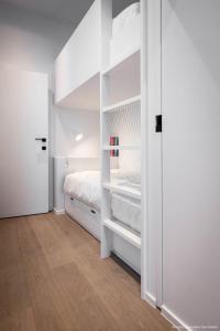 um quarto branco com uma cama e um closet em Bedrooms fully equipped in a beautiful house em Bruxelas