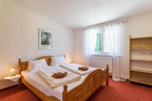 1 dormitorio con 1 cama grande con 2 cestas. en Fewo im Gästehaus Maximilian, en Eggelsberg