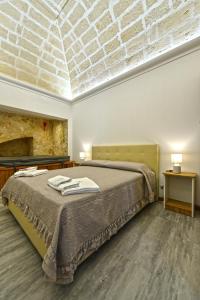 1 dormitorio con 1 cama con techo de piedra en “A Casa” luxury, en Francavilla Fontana