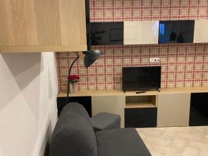 ein Wohnzimmer mit einem Sofa und einem TV in der Unterkunft Maratea apartment in Maratea