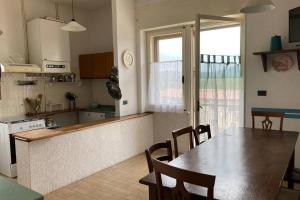 une cuisine avec une table et une salle à manger dans l'établissement Appartamento nelle Terre del Tufo, à Sorano