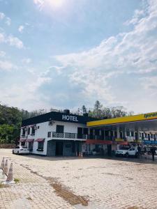 a hotel with cars parked in front of it at Hotel Vandressen e Castro in Garuva