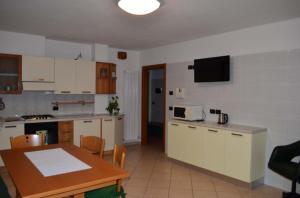 kuchnia ze stołem i jadalnią w obiekcie Appartamento Dante Faver Val di Cembra Ospitar w mieście Faver