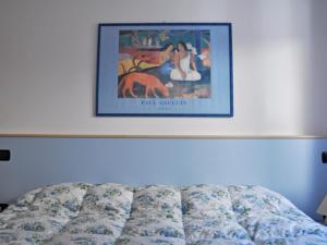 una foto appesa alla parete sopra un letto di Appartamento Dante Faver Val di Cembra Ospitar a Faver