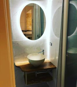 uma casa de banho com um lavatório e um espelho. em “A Casa” luxury em Francavilla Fontana