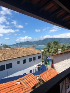 - une vue depuis le toit d'un bâtiment dans l'établissement chalé do Radiola, à Ilhabela