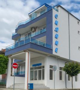 budynek z tablicą sprzedaży samochodów w obiekcie Hotel Siyanie Kiten w mieście Kiten