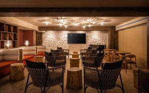 Lounge o bar area sa Lago Resort Menorca - Suites del Lago Adults Only