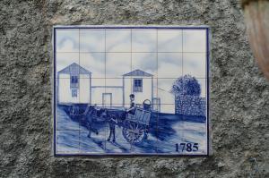 uma pintura de uma carruagem puxada por cavalos numa parede em Quinta do Mirante 1785 em Ponta Delgada