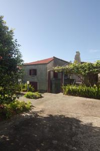 uma casa com uma entrada em frente em Quinta do Mirante 1785 em Ponta Delgada