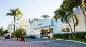 ein Gebäude mit Palmen davor in der Unterkunft Aqua Hotel & Suites in Miami Beach