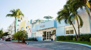 un edificio con palme di fronte ad esso di Aqua Hotel & Suites a Miami Beach