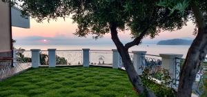 圣乔治Talìa Residence的从房子阳台上看到的海景