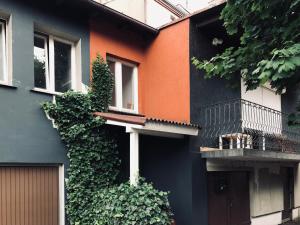 a colorful house with plants on the side of it at Apartament Starówka in Zielona Góra