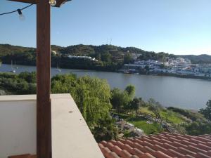 uitzicht op een rivier vanaf het dak van een huis bij La Carbonera in Sanlúcar de Guadiana