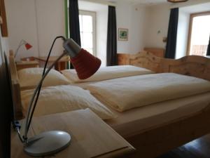 Ein Bett oder Betten in einem Zimmer der Unterkunft Garni Sonne