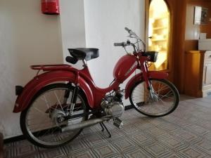 馬萊斯韋諾斯塔的住宿－加尼松酒店，停在房间里的一辆红色摩托车